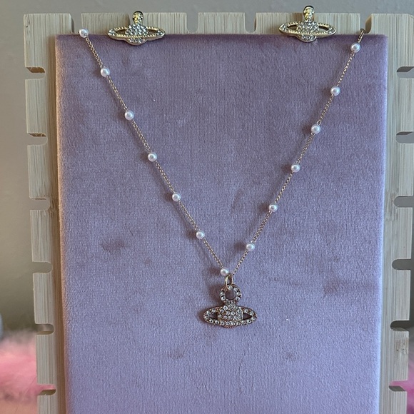 Elegant Gold Pendant Necklace and Earrings - Picture 1 of 2